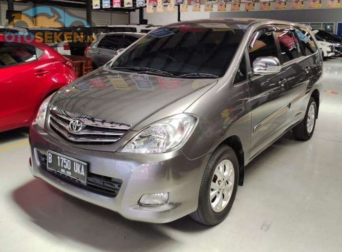 Ilustrasi Toyota Kijang Innova facelift pertama