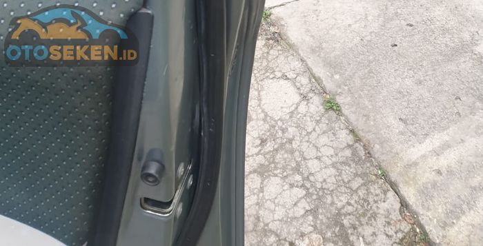 Ilustrasi sealer di pintu mobil