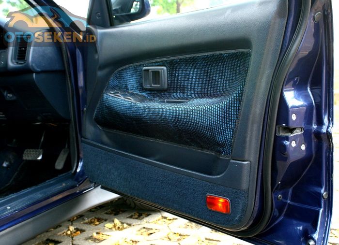 Door trim dengan lampu penerangan yang terbilang jarang ada di Corolla Liftback