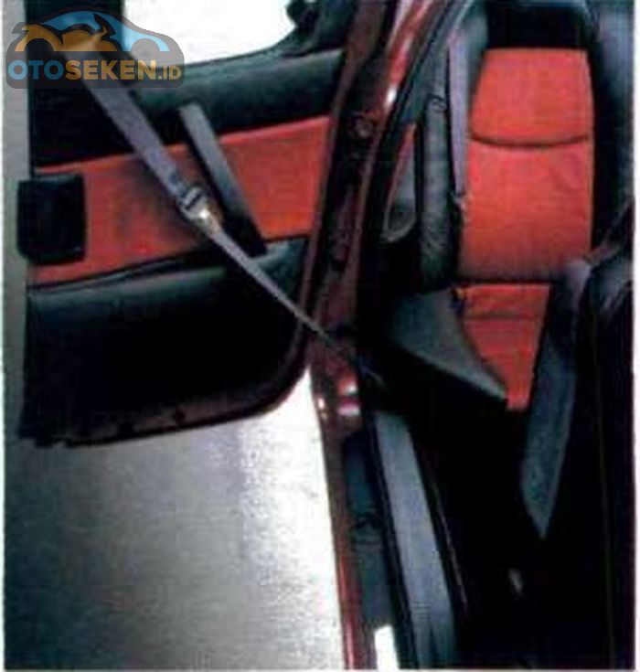 Seat belt penumpang belakang tergabung di pintu Mazda RX-8