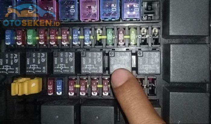 Cabut compressor relay tersebut lalu tunggu sampai 1 - 3 menit, kemudian pasang lagi relaynya