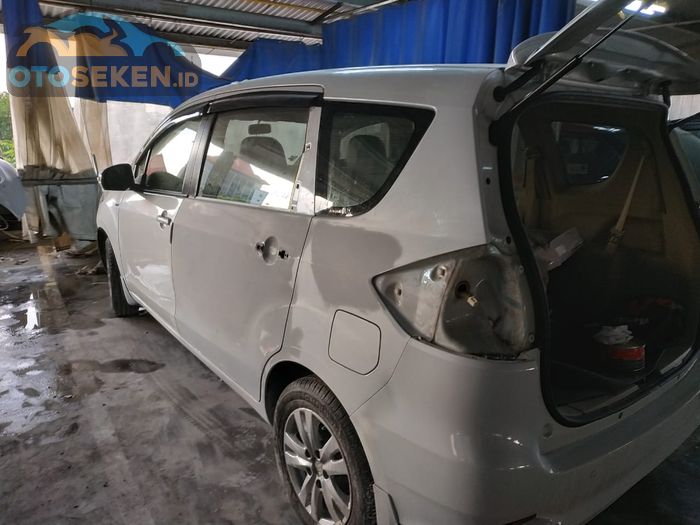 Ilustrasi dempulan di bodi mobil