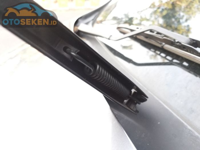 Per tangkai wiper lemah bisa menyebakan tekanan bilah wiper pada permukaan kaca jadi kurang maksimal