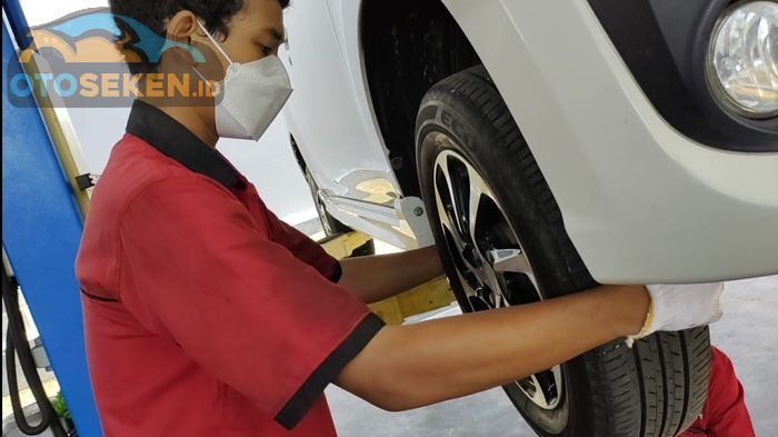 Goyangkan roda ke kiri dan kanan untuk mengecek apakah tie rod atau long tie rod bermasalah