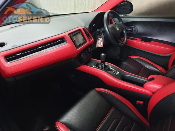 Interior Honda HR-V 1.5 S MT 2016 sudah retrim paduan warna merah dan hitam