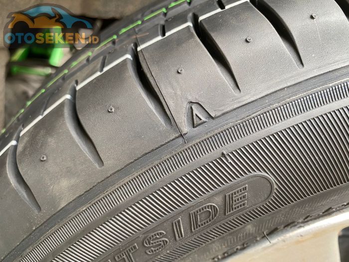 Ban  sudah baru. Tanda segitiga TWI (Tread Wear Indicator) yang ada di dinding ban (side wall).
