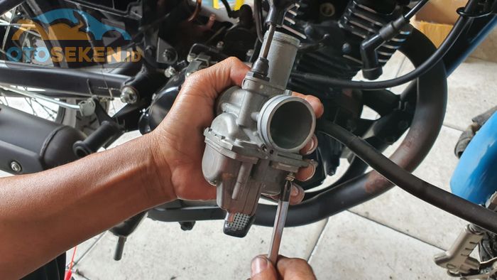 Karburator Kawasaki W175 yang original atau asli terbuat dari besi babet, sedangkan KW aluminium 