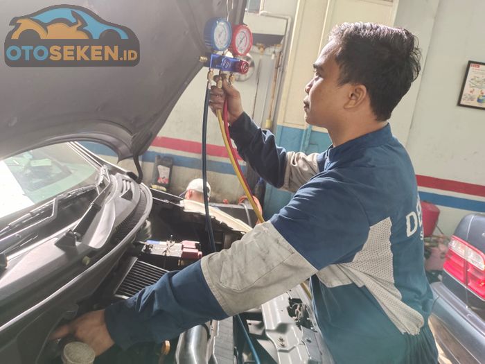 Perawatan AC mobil di bengkel Sejuk AC Sukses