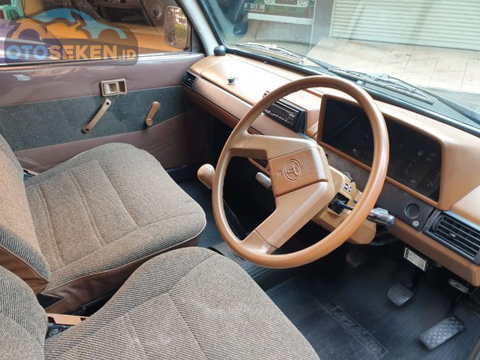 Interior Toyota Kijang Super 1992