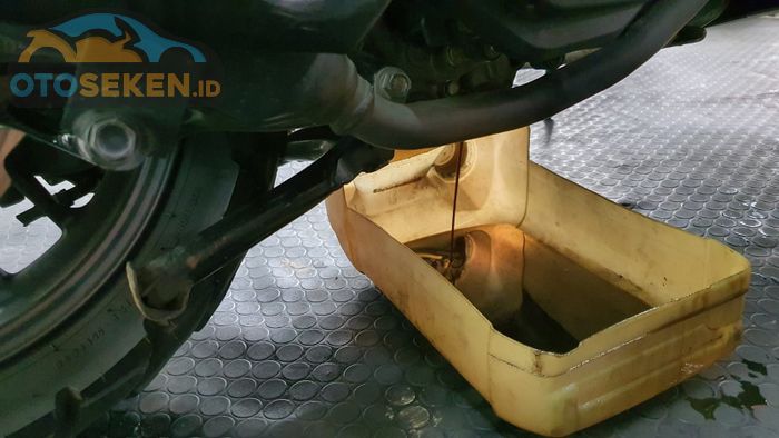 Tips Perbaikan Motor Bekas, Ini Ciri Oli Mesin Motor Harus Diganti