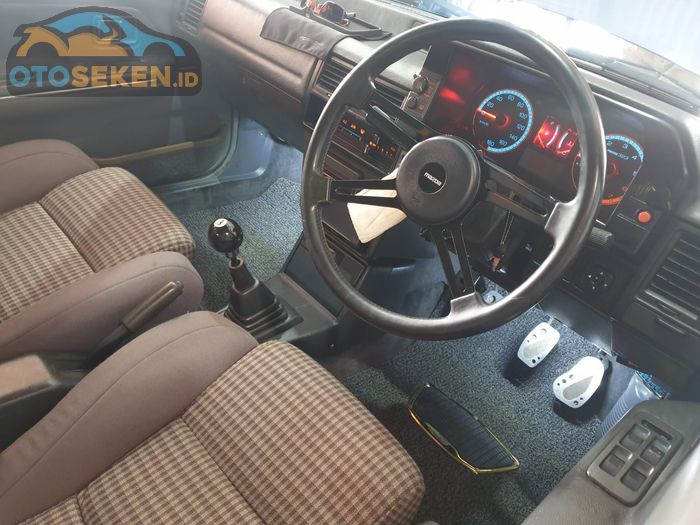 Interior Mazda 323 Hatchback 1986