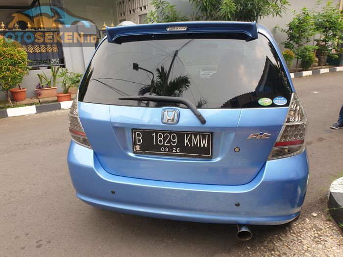 Tampilan belakang Honda Fit 1.5 VTEC 2003