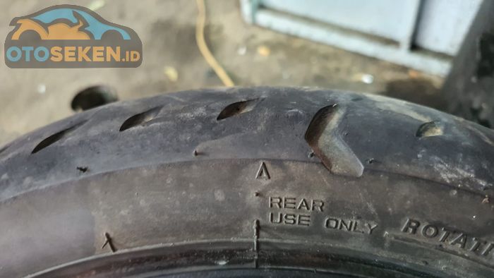 Biasanya ban motor yang sudah lewat dari tread wear indicator itu licin saat dipakai di musim hujan