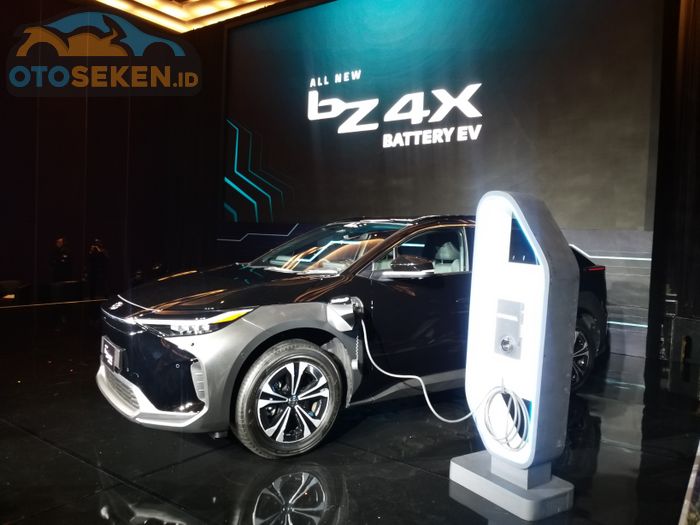 Toyota bz4X dilengkapi dengan fitur advanced park, bisa parkir otomatis