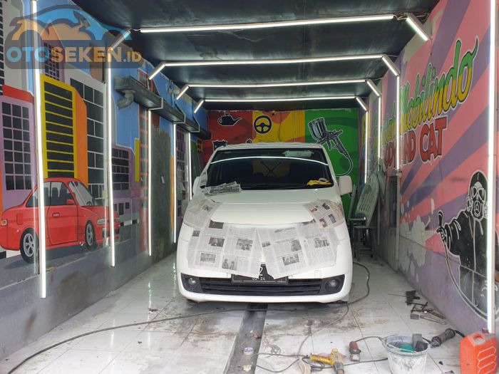 Proses body dan cat di showroom Syariah Mobilindo