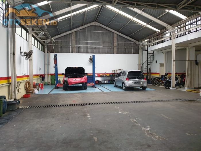 Honda CR-V dan Brio yang sedang perawatan berkala di Honda Camp Jati Asih