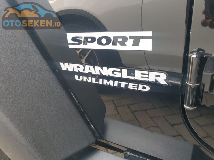 Stiker Sport di samping menandakan Jeep Wrangler tipe Sport