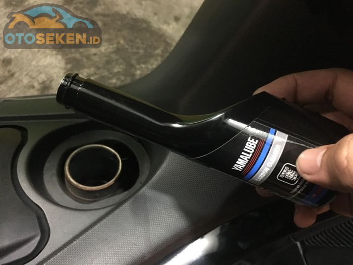 Cairan pembersih injector pada Yamaha disebut juga carbon cleaner, cara pakainya dicampur dengan bahan bakar.