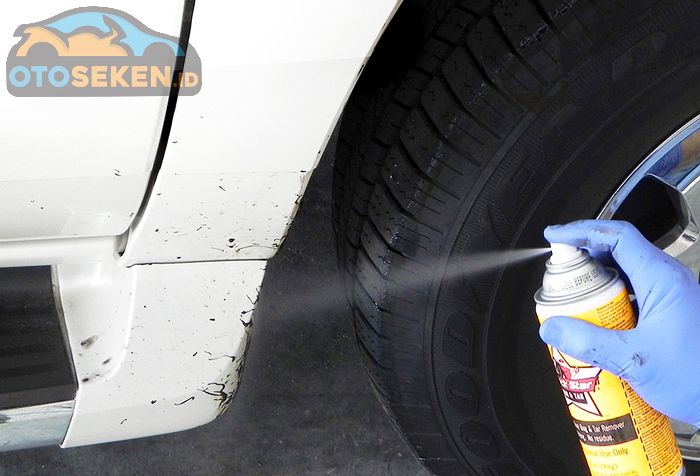 Hilangkan noda aspal atau semen di bodi mobil