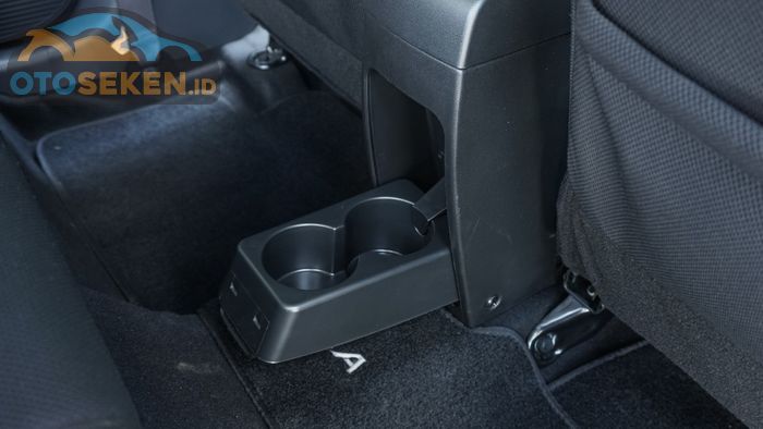 Di belakang konsol tengah Ayla, terdapat cup holder yang bisa dilipat