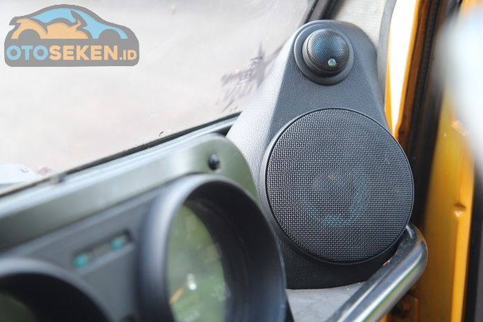 Speaker 2-way Rodek, ditanam dikedua pojok dasbor