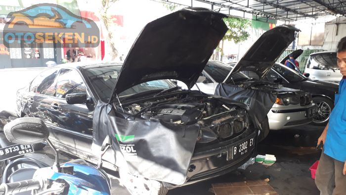 BMW E46 yang sedang diservis