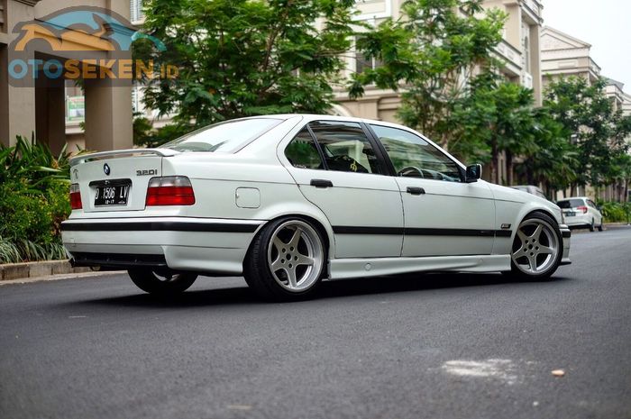 BMW E36 320i