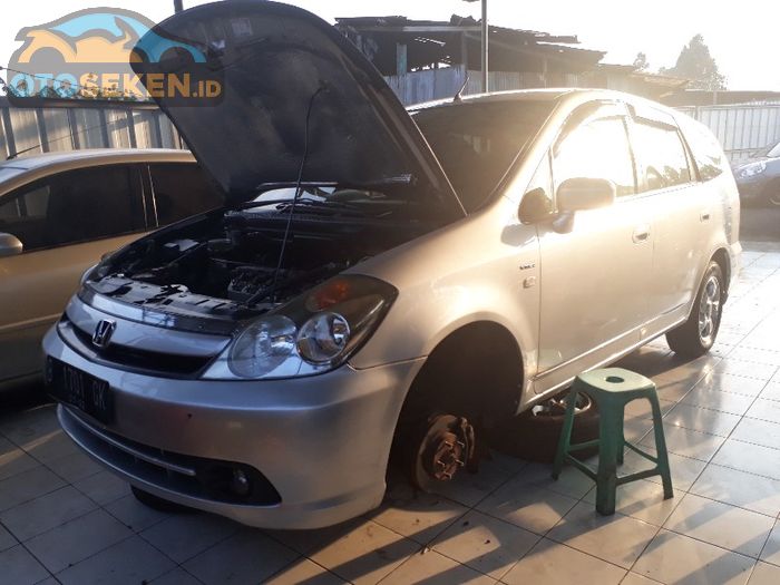 Honda Stream generasi pertama yang sedang diperbaiki di Honda Clinic, Jakarta Timur