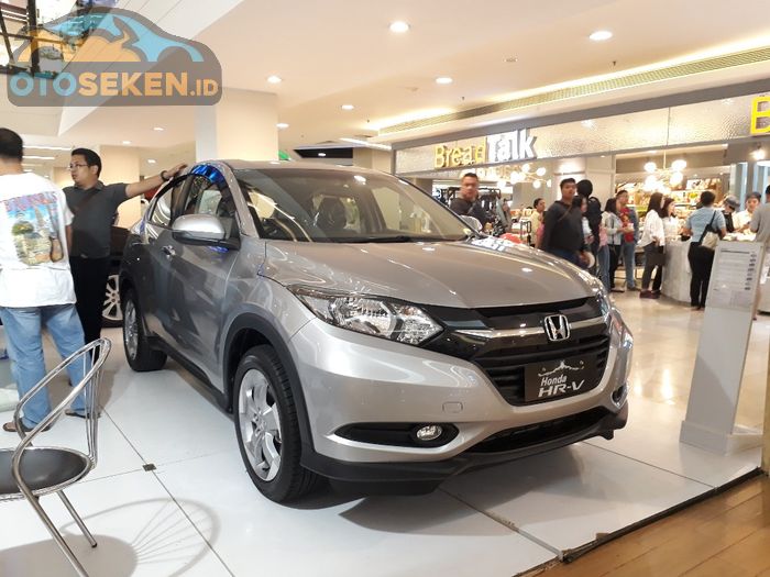 Ilustrasi Honda HR-V 1.5 pada pameran di salah satu pusat perbelanjaan