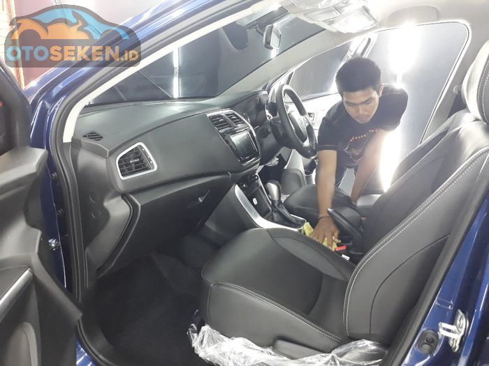 Ilustrasi membersihkan interior mobil