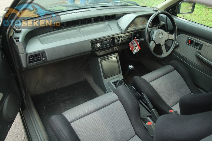 Interior abu-abu khas Civic Wonder '87, masih rapi banget!