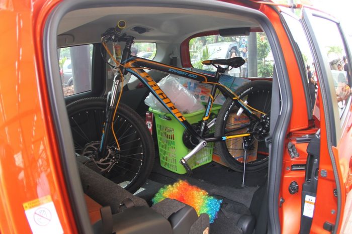 Salah satu fitur kece yang dimiliki Toyota Sienta adalah dive-in seat yang membuat area bagasi jauh 