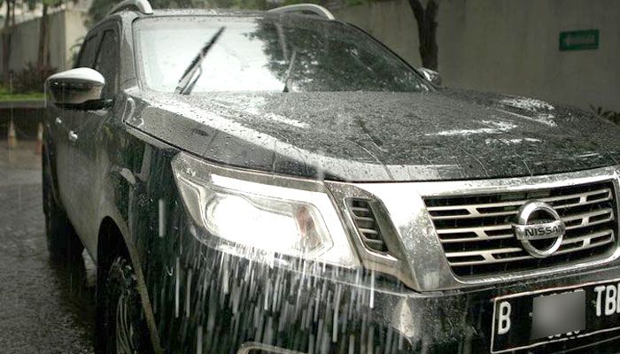 ILUSTRASI. Air hujan pemicu water spot di bodi mobil