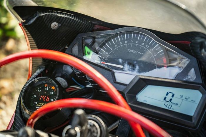 Panel instrumen CBR150R aslinya dibuang, diganti pakai punya Ninja 250 Fi