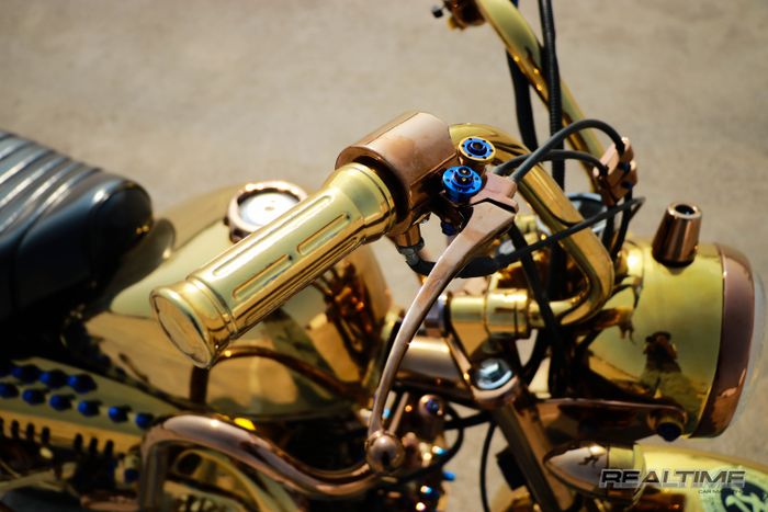 Setang dan handgrip juga enggak luput dari gold-plated