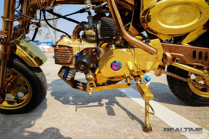 Bahkan mesinnya juga dilapisi emas