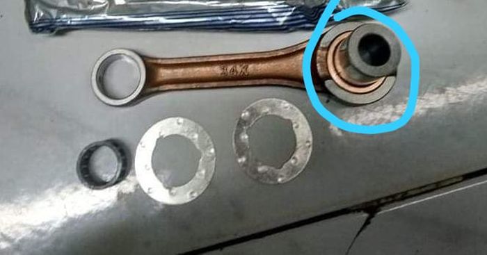 Lubang big end atau pin kruk as kecil di motor 2-tak