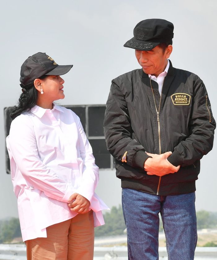 Iriana pun tampil dengan gaya yang casual saat menemani Jokowi meresmikan Tol Trans Jawa