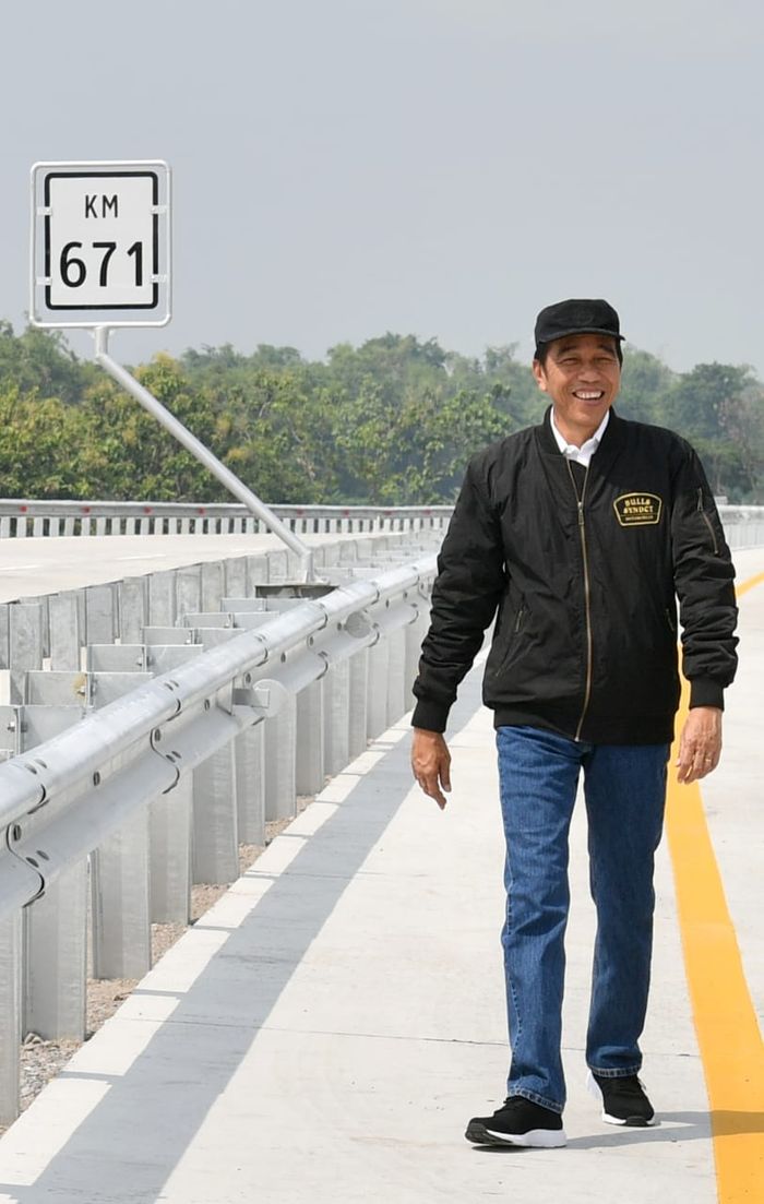 Tidak hanya pakai jaket bikers yang casual, Jokowi terlihat santai dengan sepatu kets saat peresmian Tol Trans Jawa