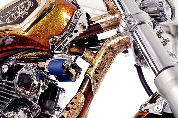 Tuh lihat tiap sambungan sasis digrafir motif sulur