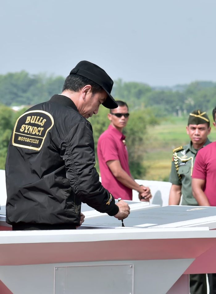 Jokowi terlihat menggunakan jaket Bulls Syndicate