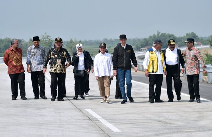 Rombongan Presiden Jokowi saat meresmikan tol Trans Jawa