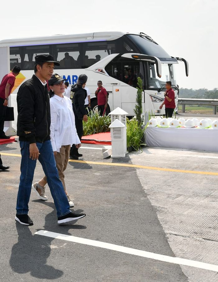 Jokowi sempat menjajal ruas Surabaya- Semarang dengan menggunakan Bus DAMRI