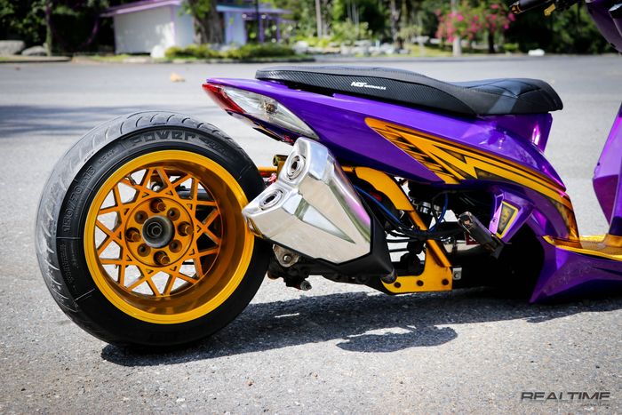 Knalpotnya juga mirip punya Kawasaki Z1000