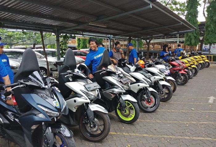 Member ARCI diajak melihat langsung proses perakitan motor Yamaha.