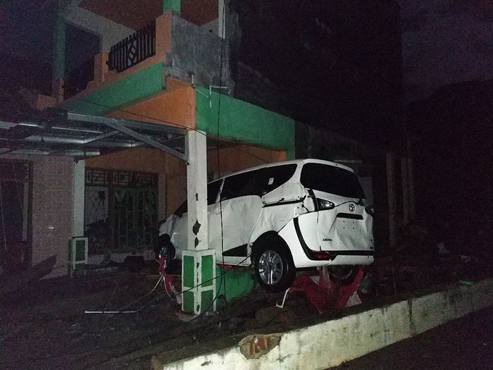 Mobil sienta terseret arus tsunami Lampung