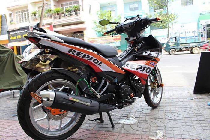 Unik banget, namanya sekarang jadi Repsol Yamaha dong