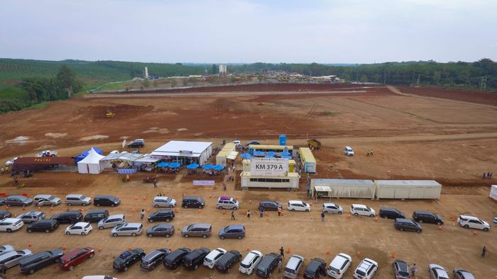 Suasana di Rest Area KM 379A tol Batang-Semarang, Sabtu (22/12/2018)