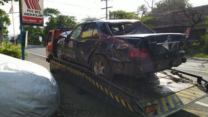 Mercedes E220 MP kecelakaan