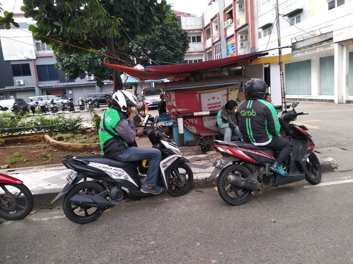 Ojek online saat menunggu orderan penumpang 